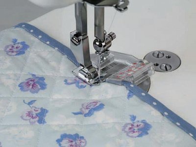 Patka lemovací s nastavitelným vodičem. Pro Janome 1600PQC.